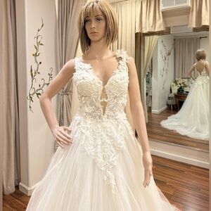 V-Line Ball Gown Floral Lace Wedding Dress